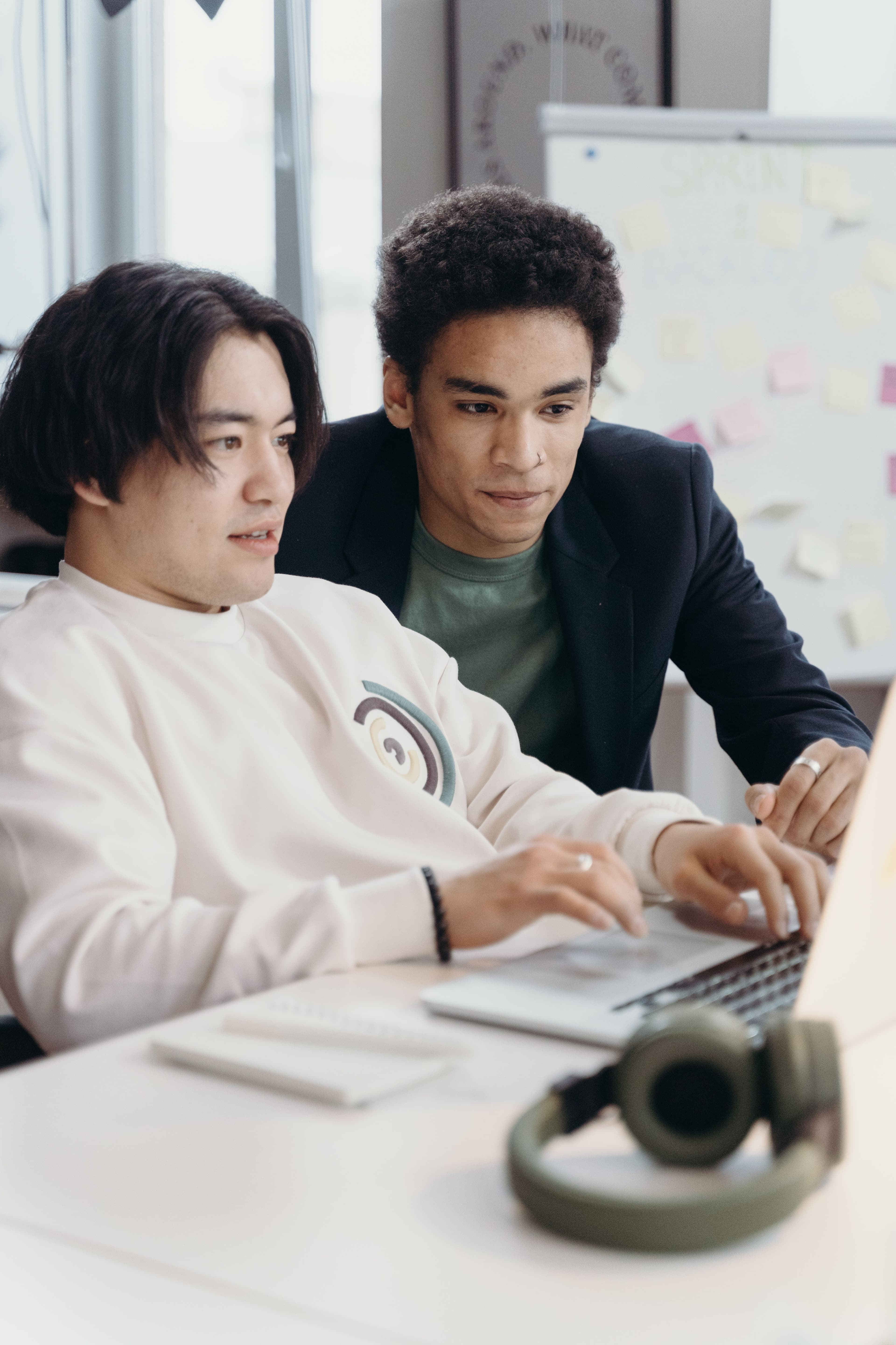 学生が楽しそうに仕事をしている